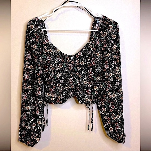 NWT Elodie Black Floral Long Sleeve Crop Top Size Small - Picture 11 of 12
